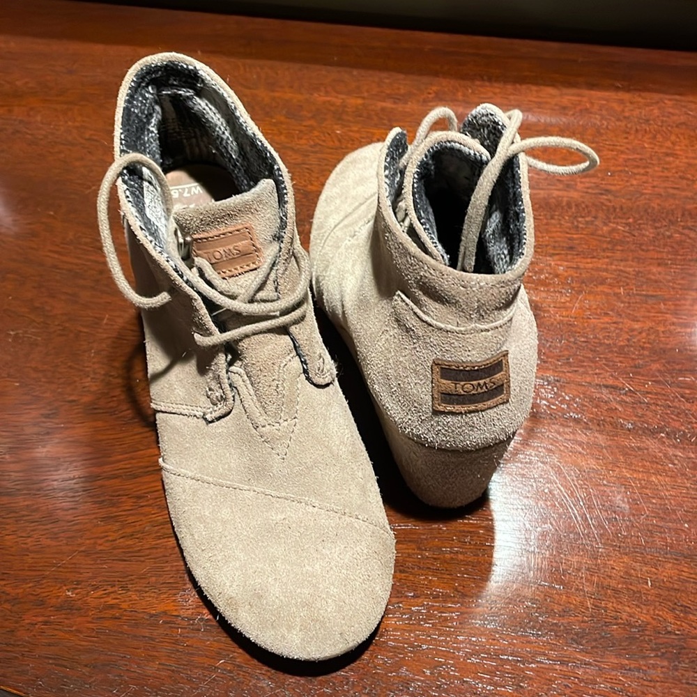 Toms wedge suede boots size 7.5 M